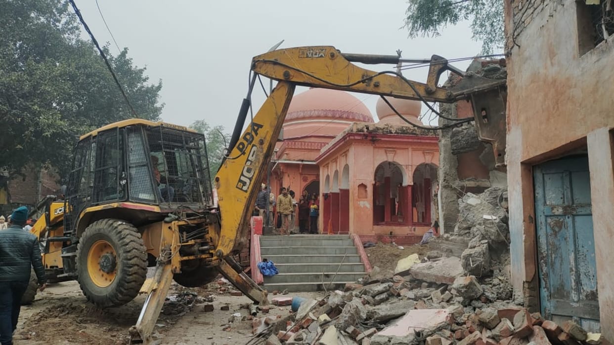 Bulldozer runs on houses for expansion of Bhardwaj Ashram, creating panic