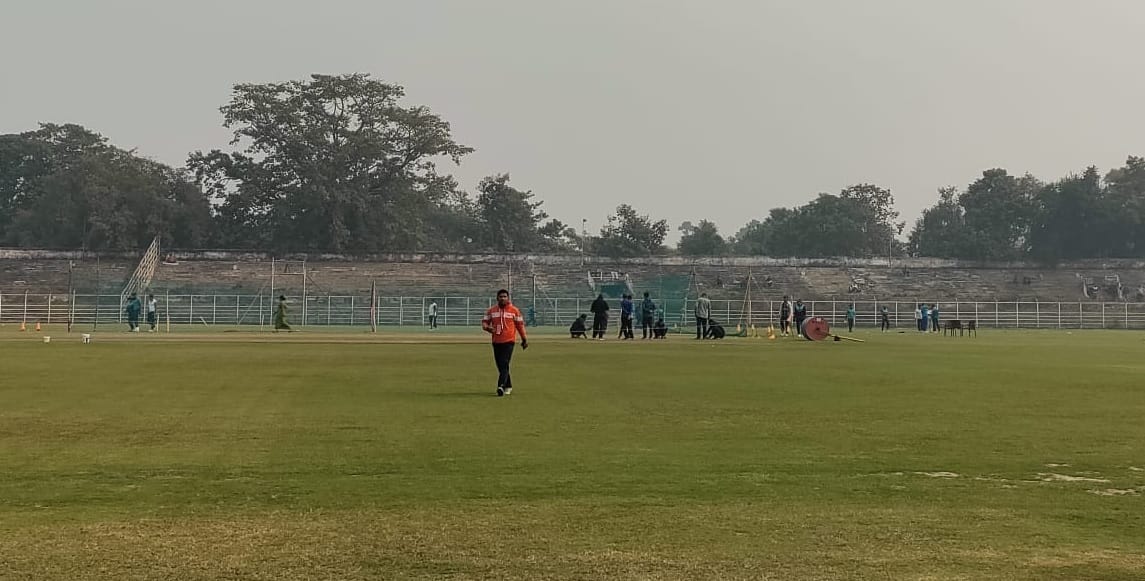 मोइनुल हक स्टेडियम में मैच से पहले प्रैक्टिस करते खिलाड़ी।