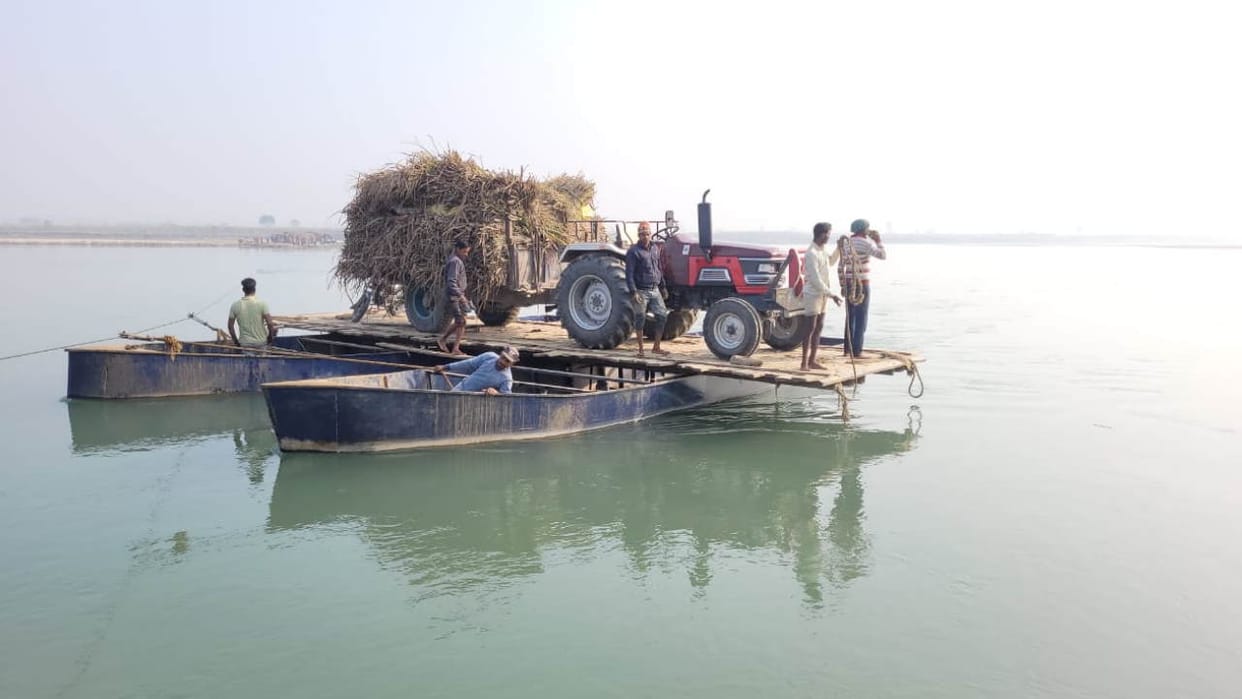 Boat overturned in Ganga tractor-trolley laden with sugarcane fell Driver companion got injured Roorkee news