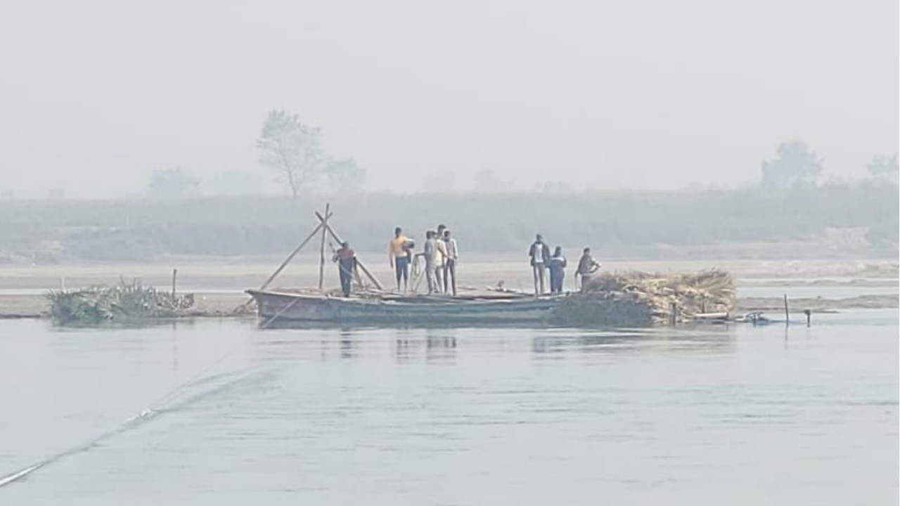 Boat overturned in Ganga tractor-trolley laden with sugarcane fell Driver companion got injured Roorkee news
