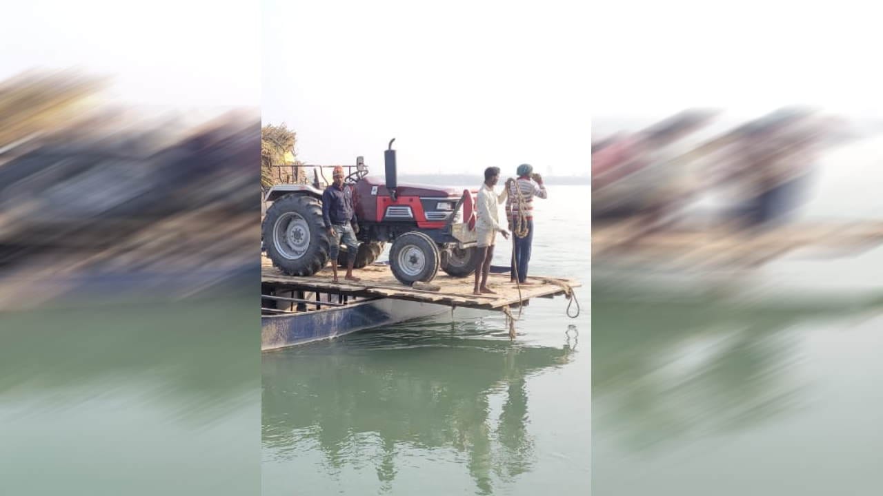 Boat overturned in Ganga tractor-trolley laden with sugarcane fell Driver companion got injured Roorkee news