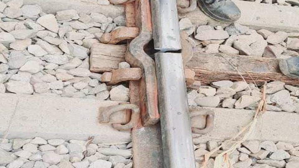 Sambhal: Railway track cracked, patrolling man alertness saved the accident, trains passed on other track
