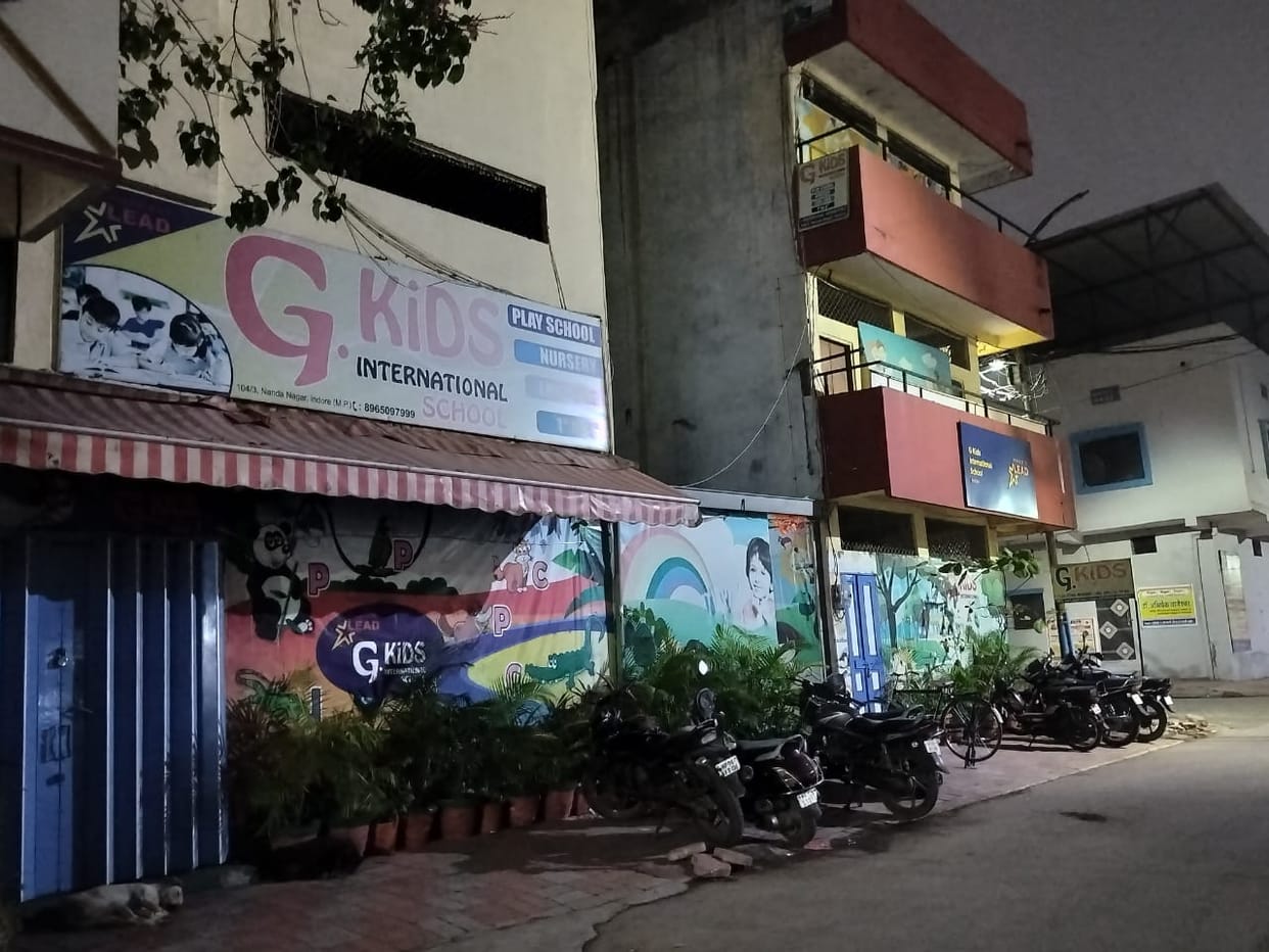 Indore: Due to homework, a seventh class student jumped from the third floor of the school, both legs fracture