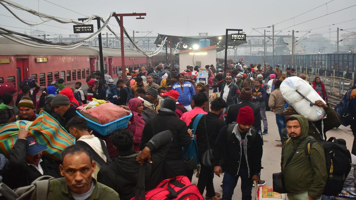 Speed slowed down due to bad weather, 70 buses and 18 flights cancelled, trains continue to be delayed.