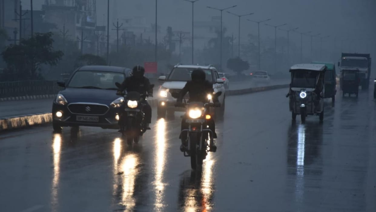 Rain increases cold in Uttar Pradesh.
