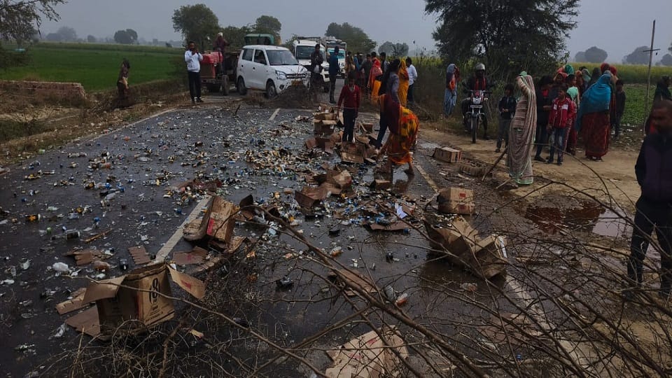 Women created a ruckus by entering the liquor shop in Tajnagari in Agra