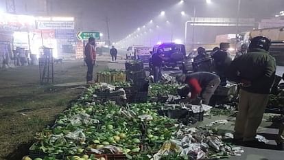 Max pickup overturned on the highway, driver distributed guavas to helpers