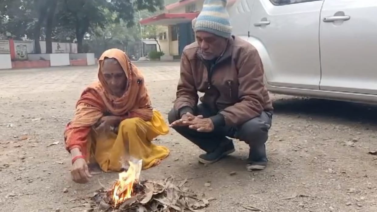 Damoh elderly mother-in-law and father-in-law were thrown out of the house in the bitter cold