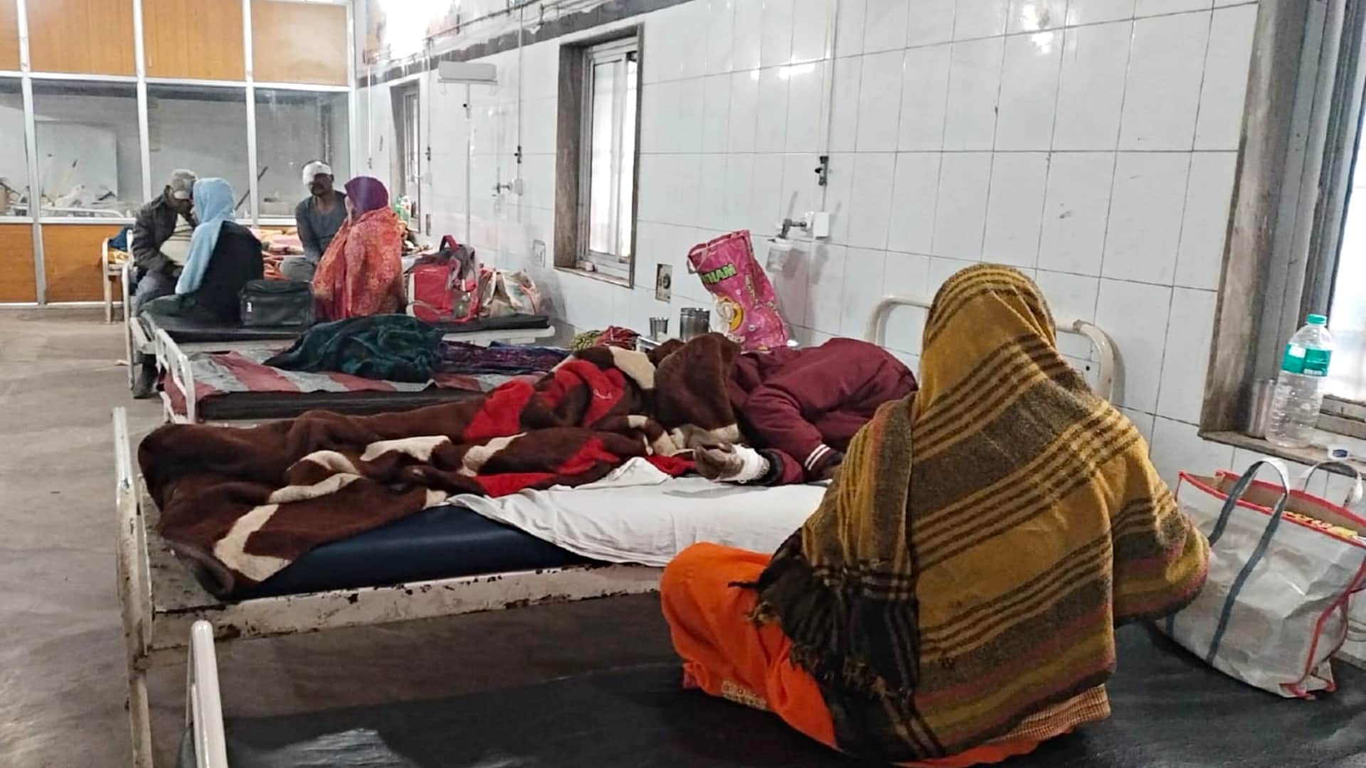 घायलों का इलाज जारी