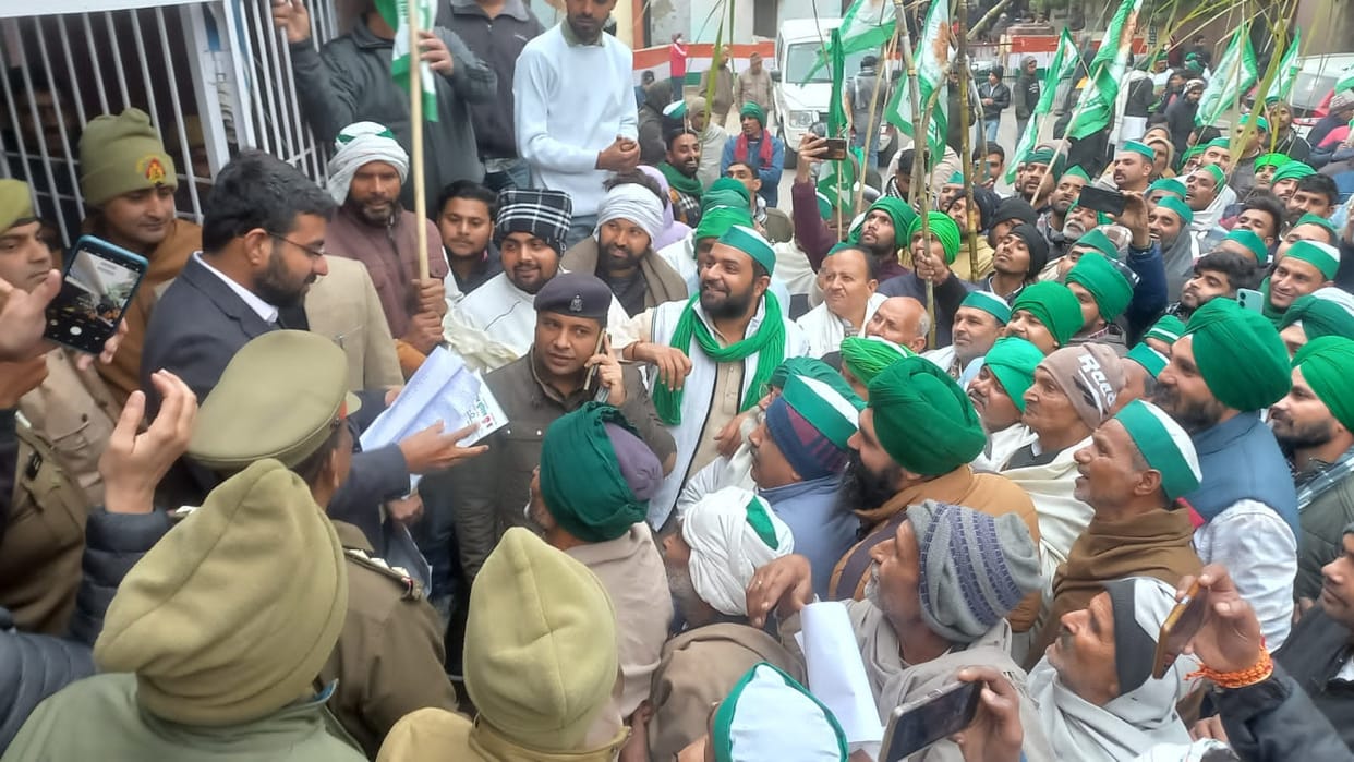 BKU workers surrounded Collectorate and submitted memorandum to Chief Minister to SDM in Meerut