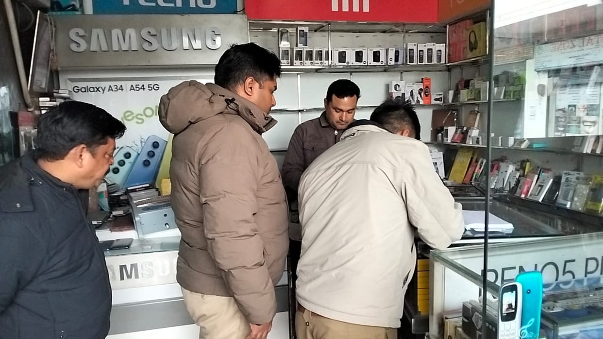 Thieves stole phones of two lakh from a mobile showroom in Kankar khera of Meerut