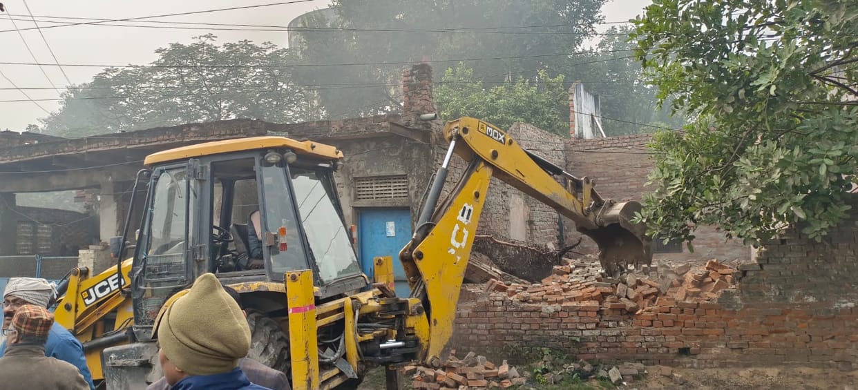 Despite protests, 20 houses were demolished in Ramnagar, as soon as PWD's bulldozer arrived, there was a stir.