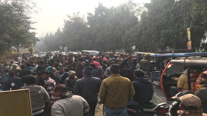 Pilibhit News: प्राचीन धार्मिक स्थल के पास कराया अवैध निर्माण, प्रशासन ने चलवाया बुलडोजर, लोगों में आक्रोश people got angry after illegal construction demolished near religious place in Pilibhit