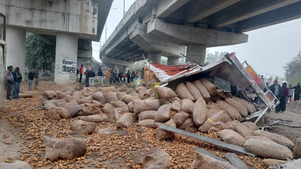 One died and one injured when a truck falls from a over bridge in Bachhrawan in Raebareli.