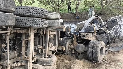 Rampur: Dumper overturns on speed breaker, helper dies after being crushed, driver seriously injured