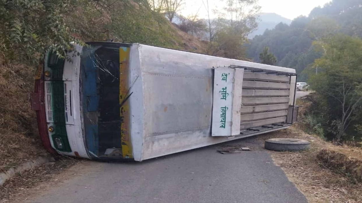 HRTC bus went out of control and overturned on the road near Bhalyara village