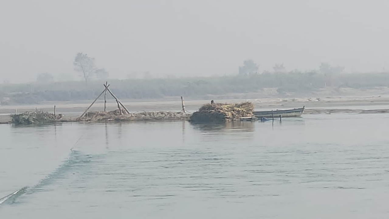 Boat overturned in Ganga tractor-trolley laden with sugarcane fell Driver companion got injured Roorkee news