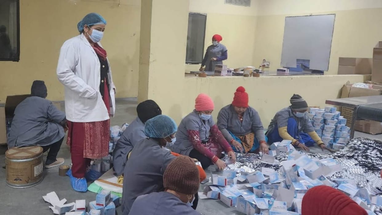 Workers were making medicines in the company production banned in Roorkee in hindi