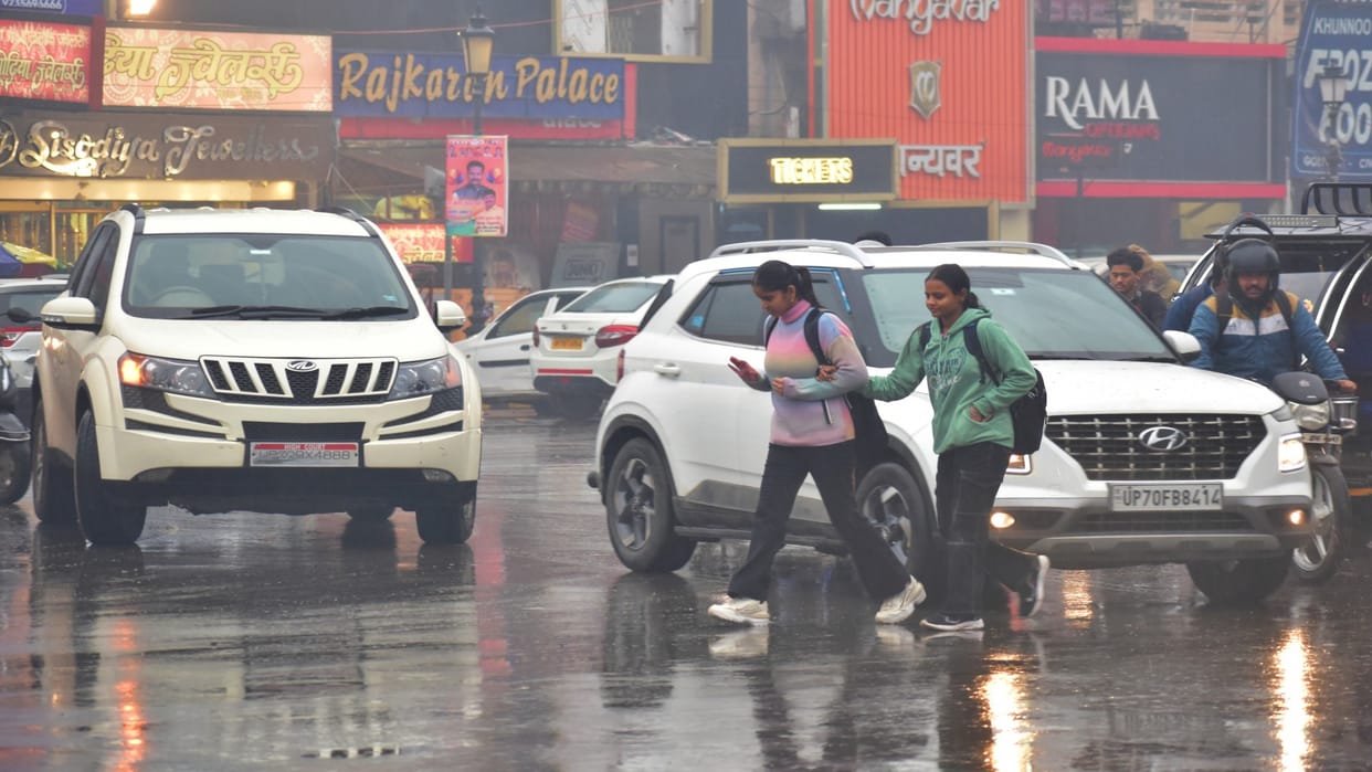 Prayagraj Weather: People shivered due to rain amid cold and cold wave,