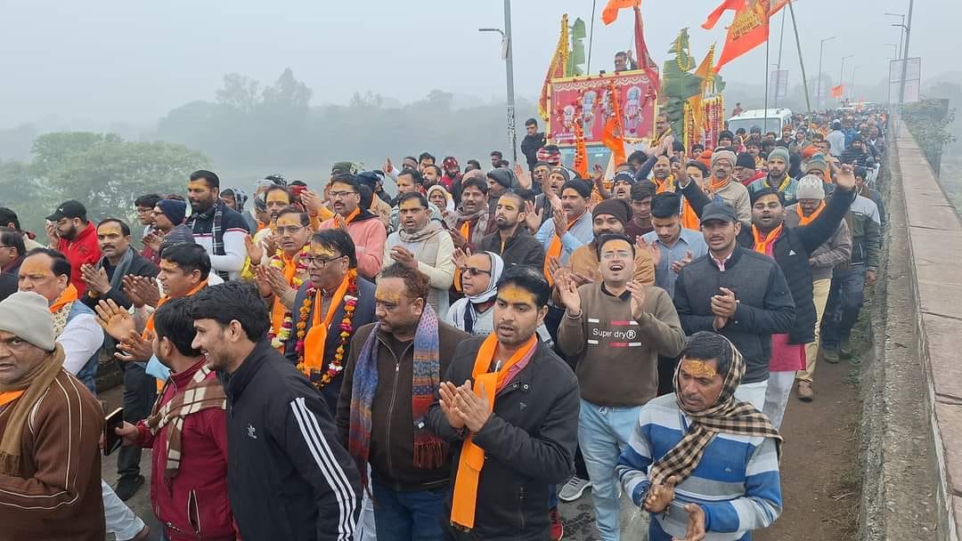 शिवपुरी में कलश यात्रा निकाली गई।