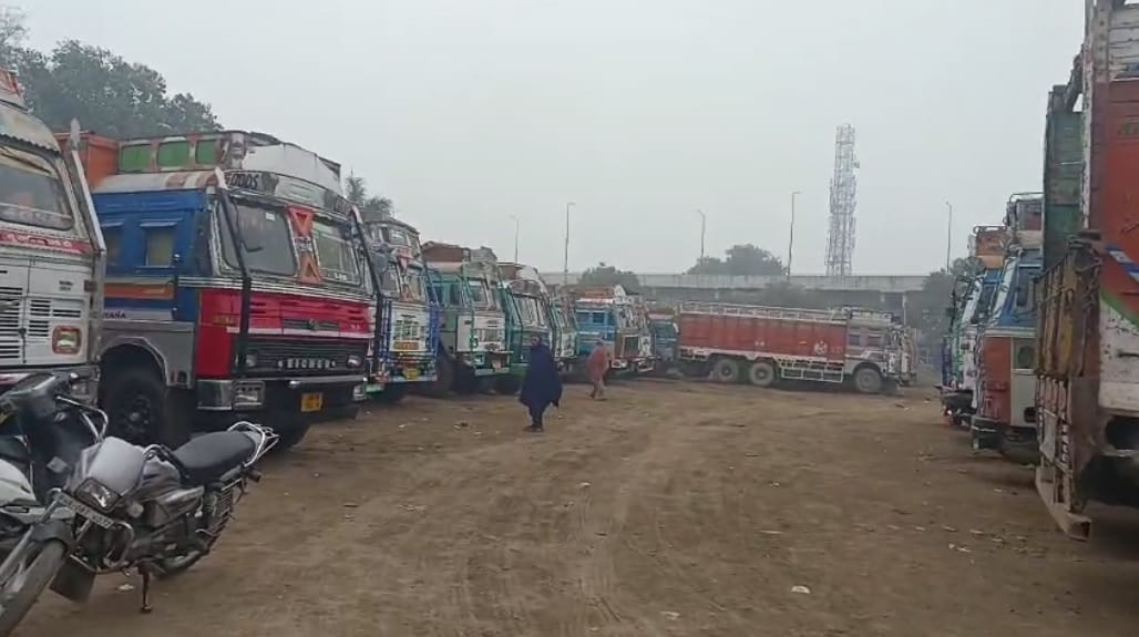 Protest against hit and run law, Transporters strike in Kaithal, wheels of trucks not turning for last days