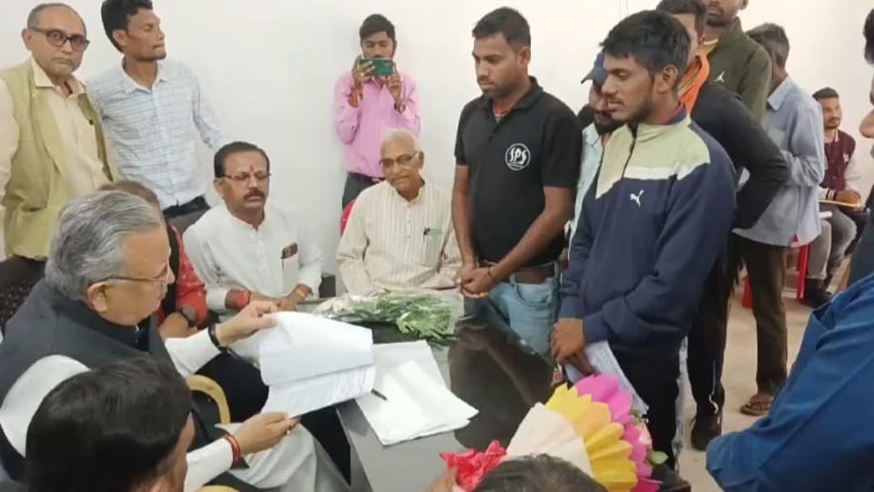 Vice President convened Janata Darbar listened to people concerns in Rajnandgaon