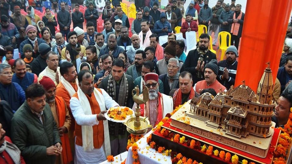 Lakhimpur entrepreneurs sent two trucks of food items to Ayodhya