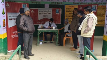 Medicines were distributed after examining patients in health camp organized by Amar Ujala Foundation in Agra