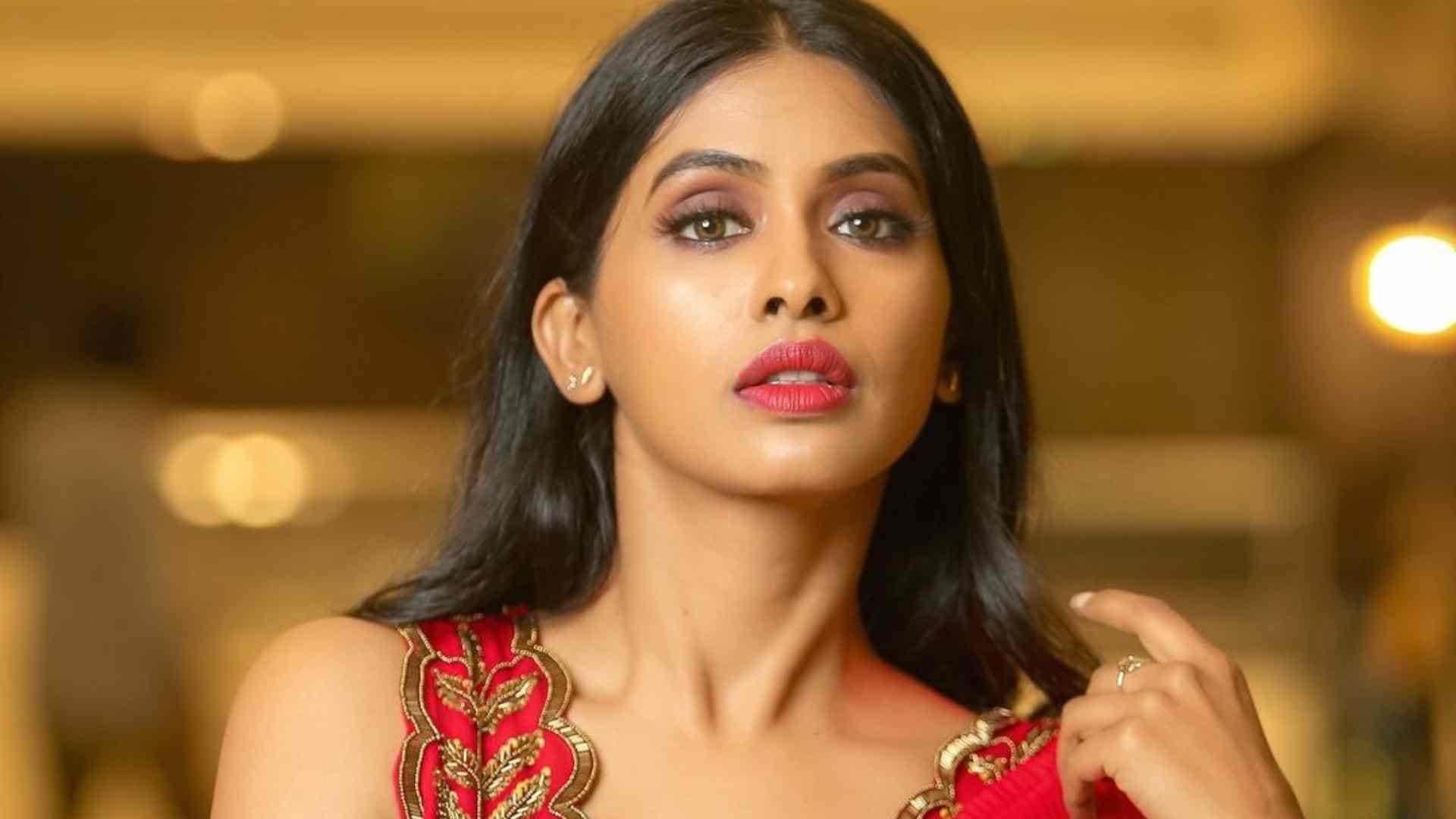 Anjali Patil Rakesh Bedi Annu Kapoor Swara Bhasker bollywood Stars Have Became Victims of Fraud