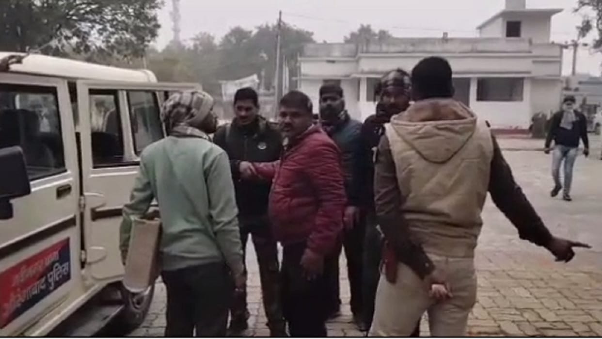 Bihar News: Head clerk reached office drunk in Aurangabad, IAS officer handed over to police