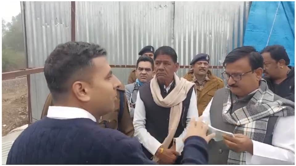 कांग्रेस विधायक प्रशासनिक अमले से भिड़े।