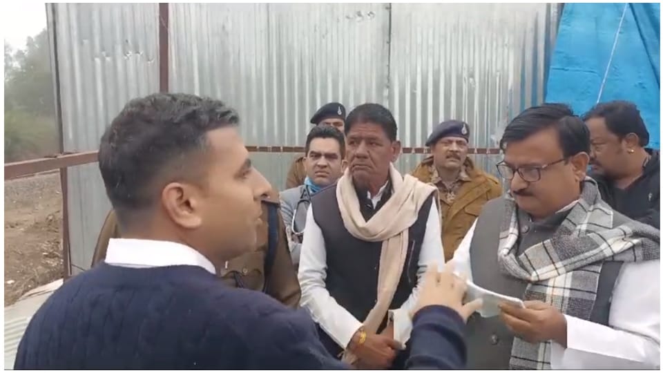 कांग्रेस विधायक प्रशासनिक अमले से भिड़े।