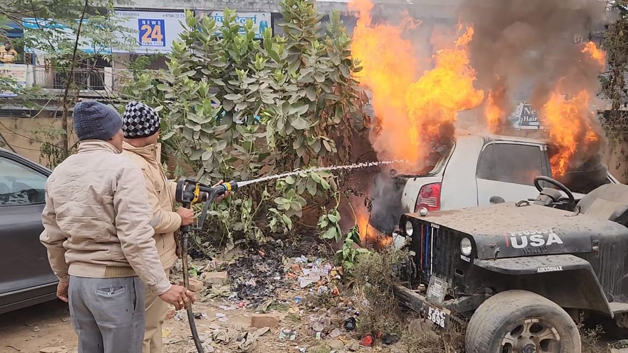 Shamli: Fire broke out in an old car parked in the Kotwali premises