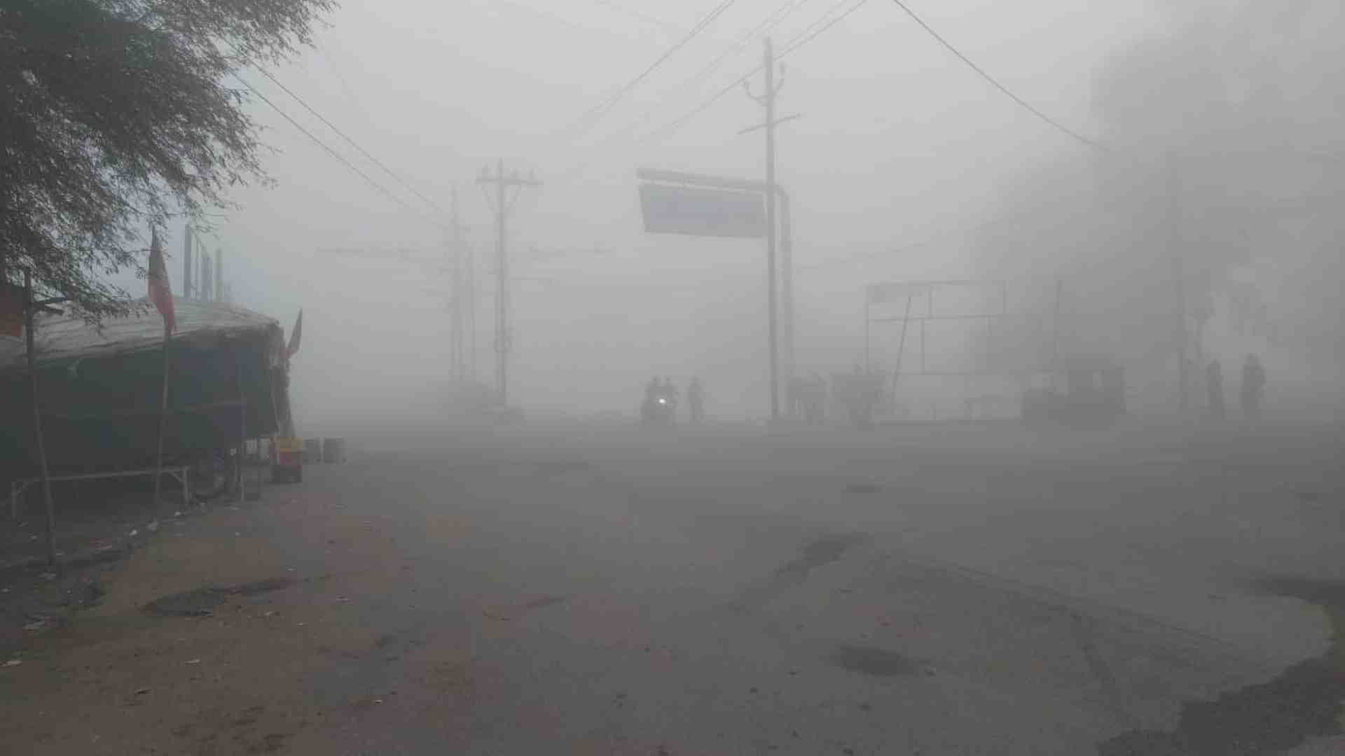 कोहरे की आगोश में लिपटा शहर।