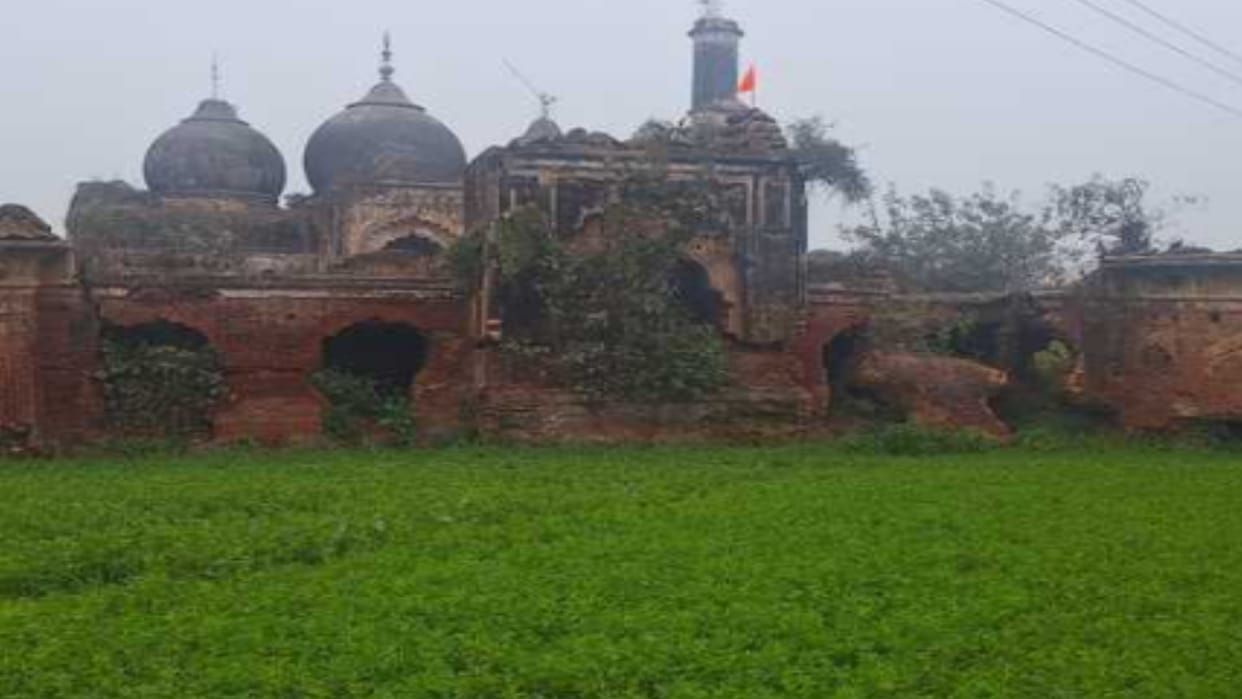 UP: Villagers angry over offering Namaz in the ruined fort of several hundred years old in Shamli