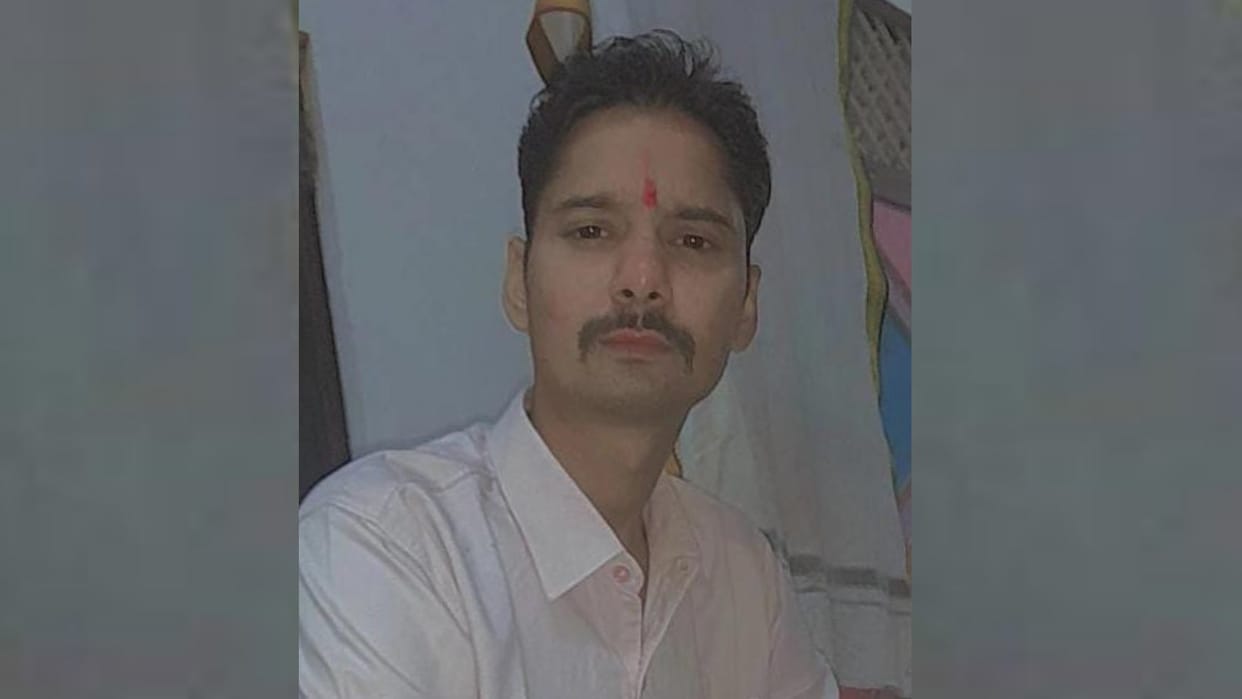 A collection agent shoots himself in madiyaon in Lucknow.