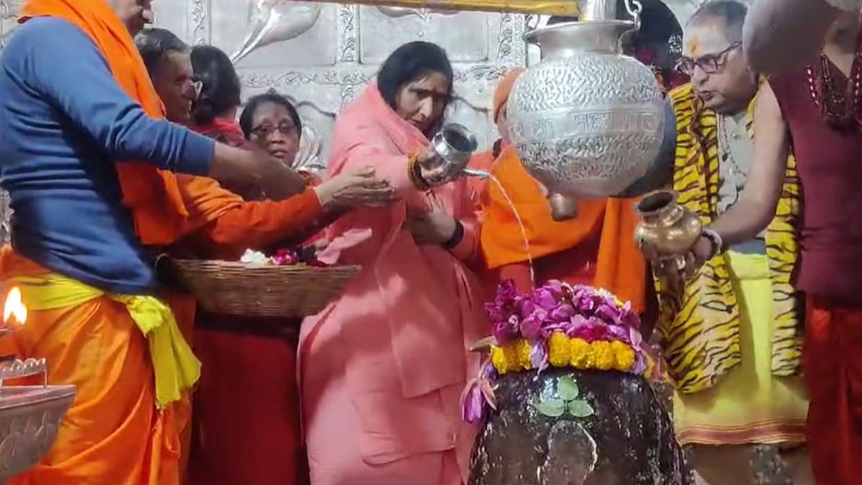 Ujjain News: Sadhvi Ritambhara Visits Mahakaleshwar Temple, Chant Om Namah Shivaya