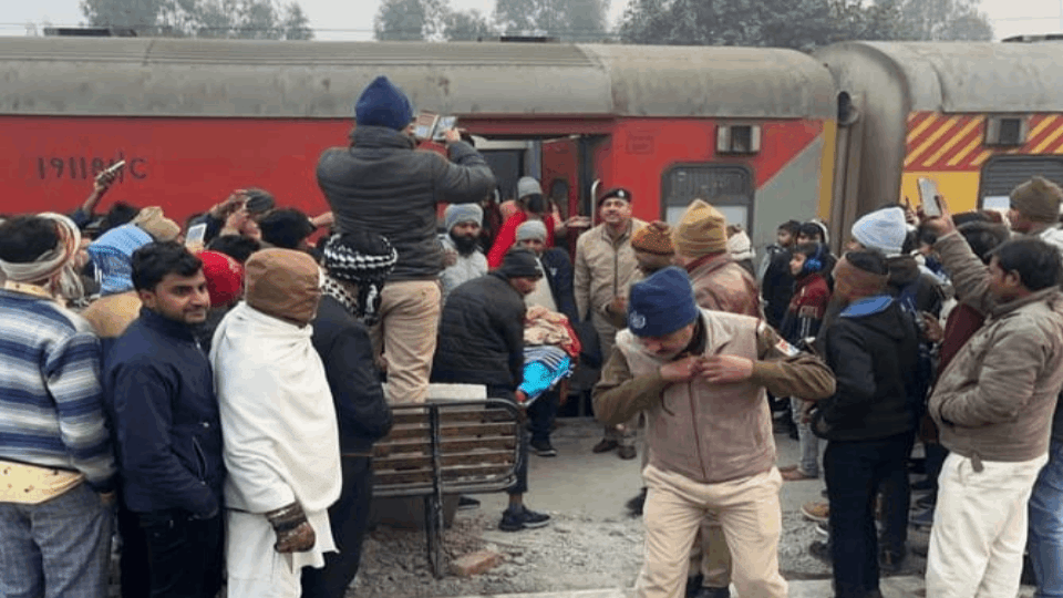 woman gave birth to baby girl in moving train In Amroha