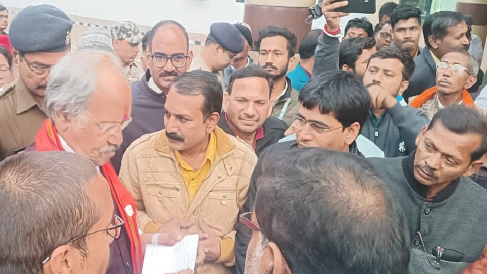 School Education Minister Brijmohan Aggarwal visits teachers submit memorandum with various demands in Kabirdh