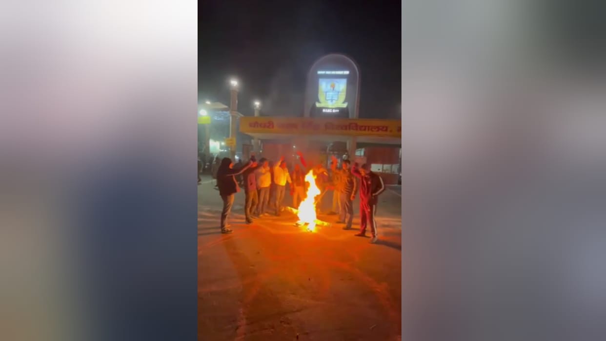 Youth of Gurjar community burnt effigy of SP leader Mukesh Siddharth at gate of CCSU