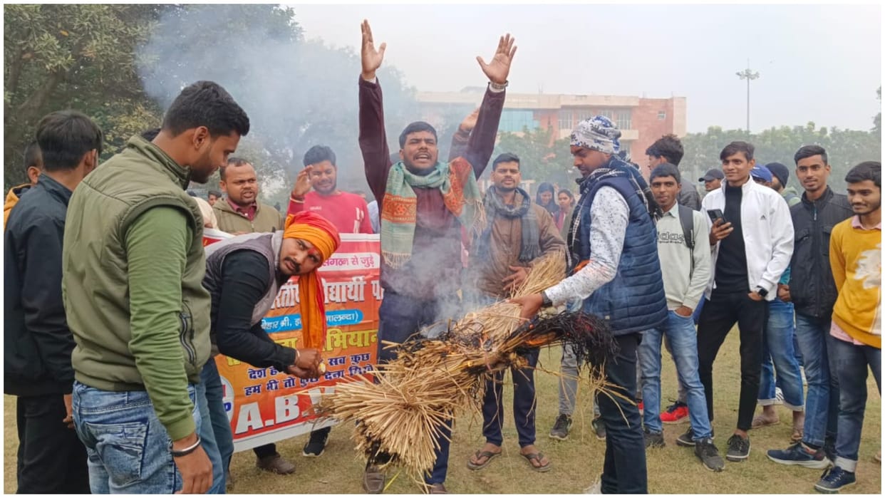Ram Mandir : ABVP burnt the effigy of JDU MP, given controversial statement regarding Ayodhya and PM Modi.