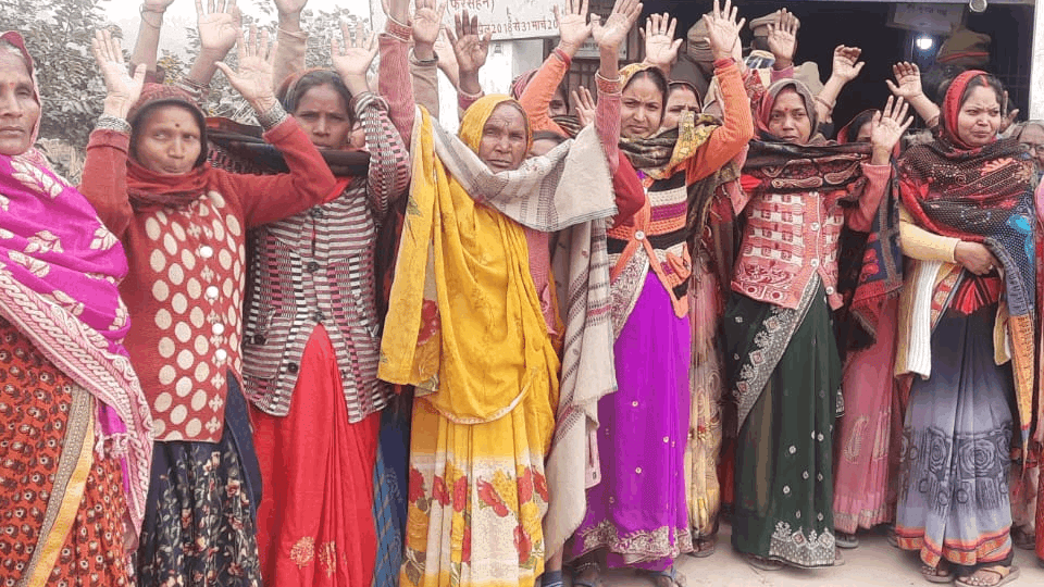 Women create ruckus at liquor shop in Basti