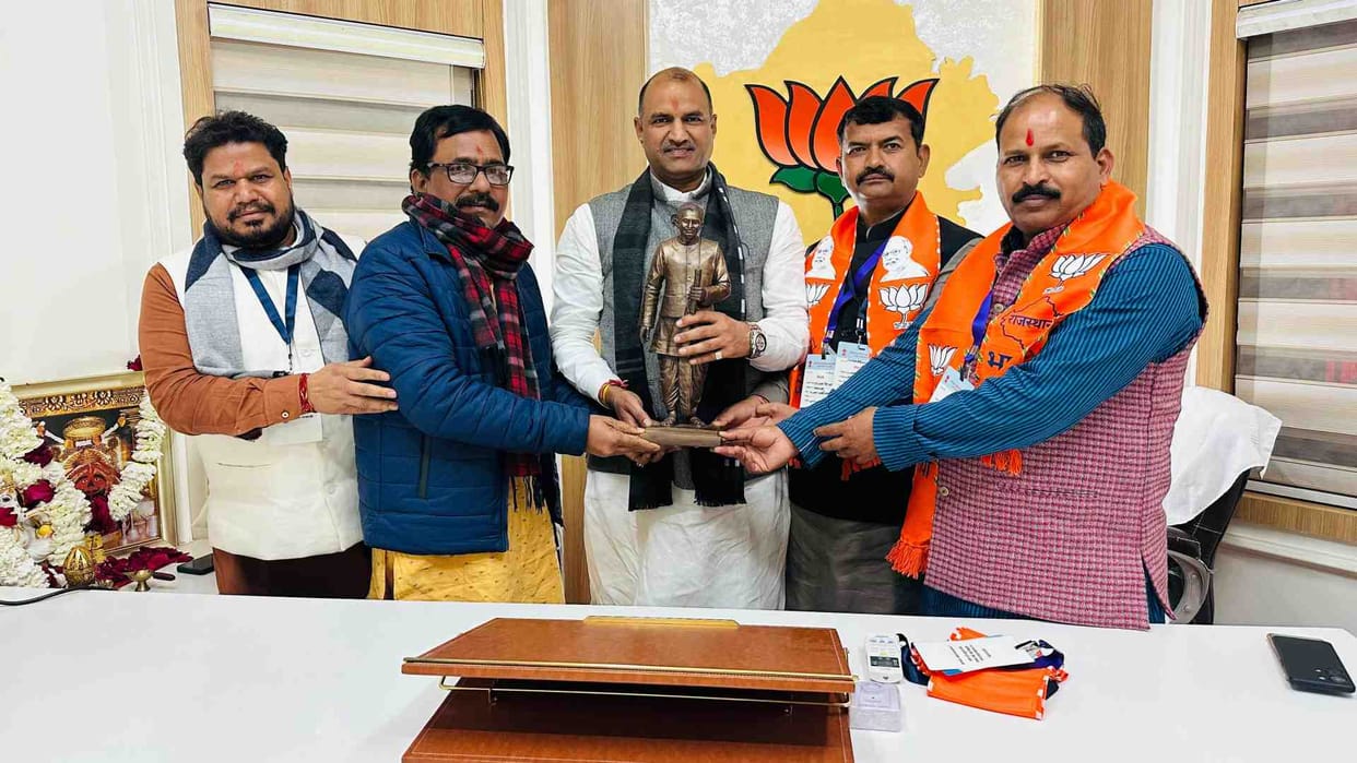 Jaipur Prime Minister presented the statue of Pandit Deendayal Upadhyay to CP Joshi