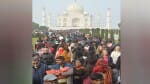 Agra: घने कोहरे की वजह से हजारों सैलानी नहीं देख पाए ताज