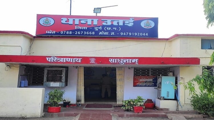 Durg: प्रेम जाल में फंसाकर युवक से ऐंठती थी रूपये, पैसे नहीं देने पर फंसाने की देती थी धमकी, मां-बेटी गिरफ्तार