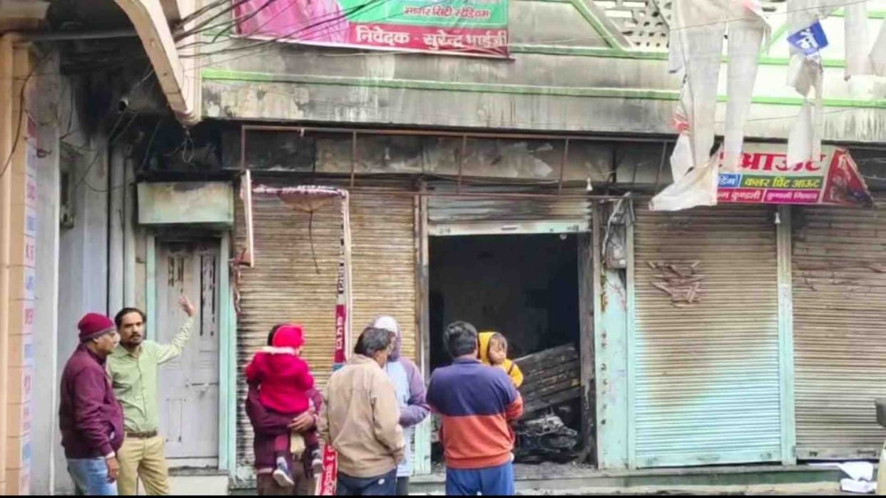 A teenage girl died after falling from the roof in panic due to a fire in a house in Sagar
