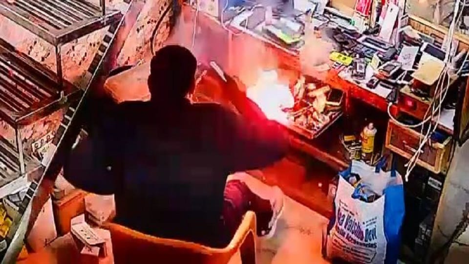 iPhone exploded during repairing in agra up news