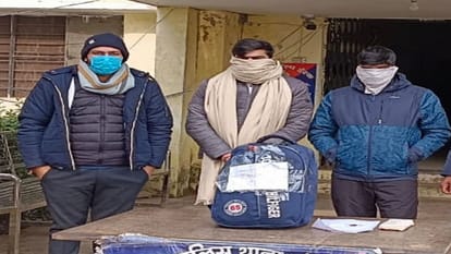 बैग में मिले 38.44 लाख रुपये: बदायूं में कार सवार तीन युवक गिरफ्तार, रकम को लेकर सामने आई चौंकाने वाली बात Police arrested three men with cash during checking in Budaun