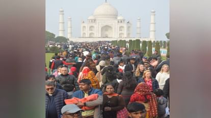 Agra: घने कोहरे की वजह से हजारों सैलानी नहीं देख पाए ताज, दृश्यता रही लगभग शून्य; 25 हजार से ज्यादा ने निहारा Thousands of tourists could not see Taj due to dense fog in Agra