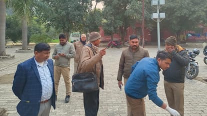 Ambedkarnagar: सड़क हादसे में बाइक सवार दो लोगों की मौत, टक्कर से टंकी में लगी आग में झुलसता रहा युवक Two died in an accident in Malipur Thana kshetra in Ambedkarnagar.